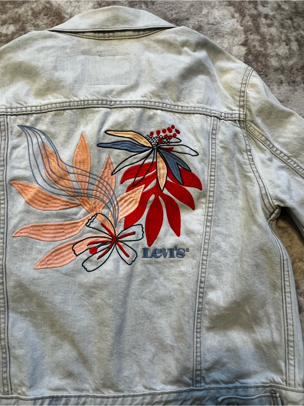 Levis Womens Medium Light Wash Denim Floral Embroidered Back Trucker Jacket M